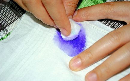 Как да се измие мастилото от химикалка от дрехите у дома