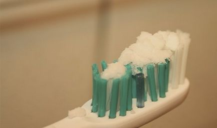 Как да премахнете дъвка от дрехи искал да се измие, какви инструменти да се използват от скраб, видео и снимки