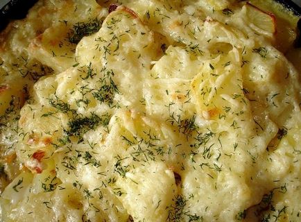 Картофи със заквасена сметана в рецептата на фурна със снимка