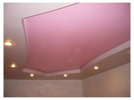 Stretch тавани на розов цвят в интериора снимка