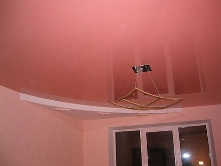 Stretch тавани на розов цвят в интериора снимка