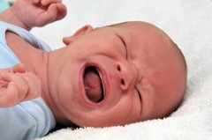 Защо крещи новородено бебе и какво да правя