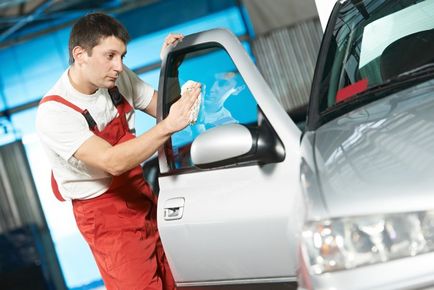 Полиране прозорци на коли с ръце премахване на драскотини от автомобилни стъкла