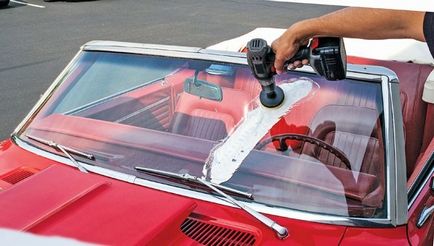 Полиране прозорци на коли с ръце премахване на драскотини от автомобилни стъкла