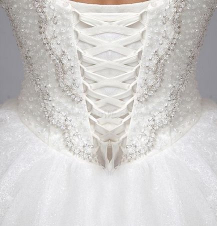 Кристали, мъниста, камъни Сваровски - стилни елементи на сватбена рокля