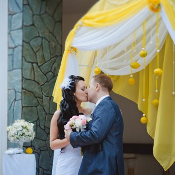 Сватба в жълто - най-модерния комбинацията