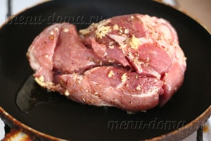 Свинско във фолио, печен в пещ за стъпка по стъпка рецепта