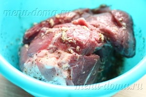 Свинско във фолио, печен в пещ за стъпка по стъпка рецепта