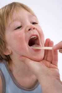 Как за лечение на болки в гърлото при дете
