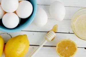 Яйце и мед маска използването на коса кисело мляко, мая, мед и яйчен жълтък
