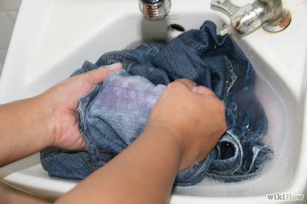 Как да се измие дънки с кръв