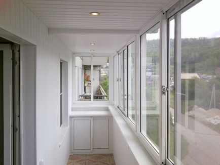 Как да украсят вътре балкон