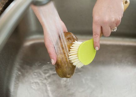Как да се измие ръцете си млади картофи