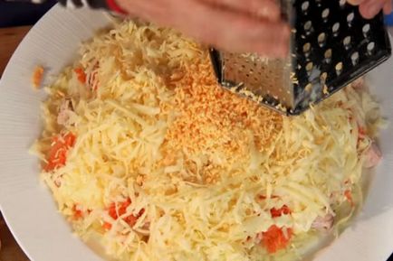 Как да украсят салата мимоза