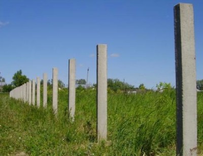 Колони за оградата с ръцете си