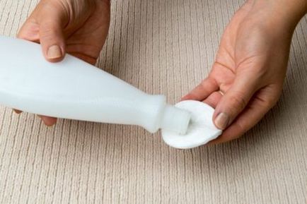 Как да изпере дрехите с петна от мазут у дома