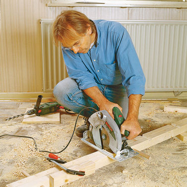 Дървени стълби с неговата снимка ръце, производство на видео