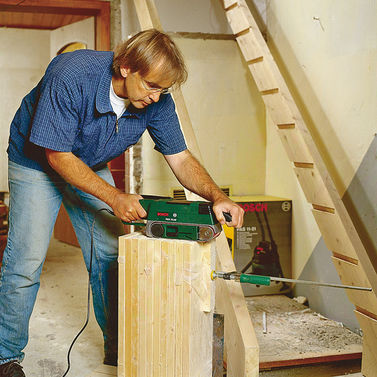Дървени стълби с неговата снимка ръце, производство на видео