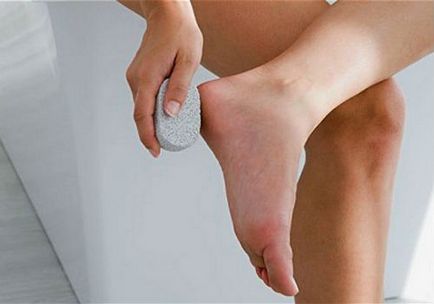 Как да почистите кожата на токчета у дома бързо и ефективно