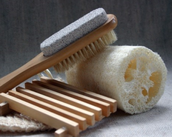 Как да се почисти по петите на груба кожа у дома бързо и ефективно