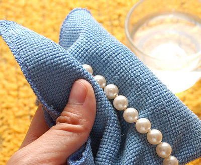 Как да се почисти перла в дома, подходящи продукти за грижа с тях (колиета, пръстени и т.н.)