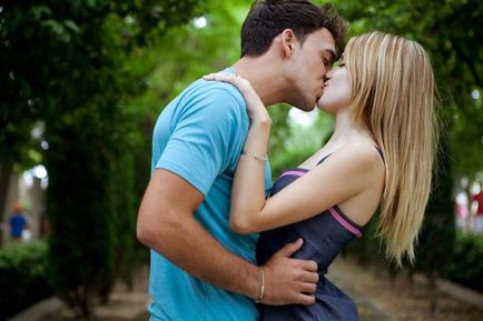Как да се целуват едно момиче, което трябва да бъде първата целувка