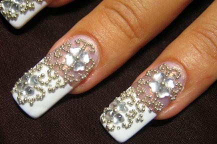 Как да лепило кристали за съвети пирони за модерен момиче, красиви нокти - допълнение към вашия