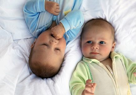 Как родителите могат да правят разлика новородените близнаци