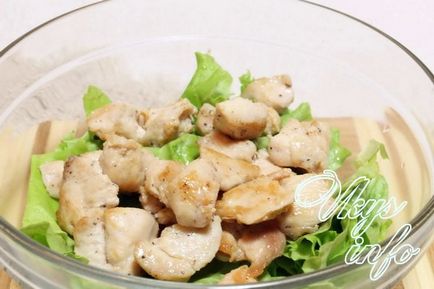 Класическа салата - Цезар - с пиле и бисквити рецепта със снимка