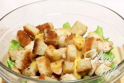 Класическа салата - Цезар - с пиле и бисквити рецепта със снимка