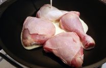 Пиле в сметанов сос в тиган - рецепта със снимки