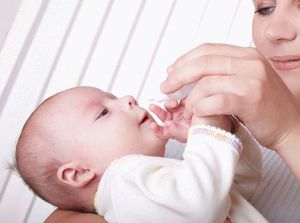 Лечение на обикновената настинка при кърмачета на 2 месеца, отколкото за лечение на новородено бебе, както и описанието на методите