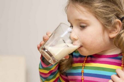 Мляко за деца от всички възрасти, включително бебета можем да дават, независимо от количеството