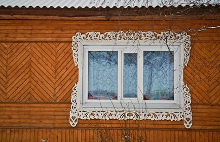 Подстригване на прозореца в фасадна декорация дървена къща