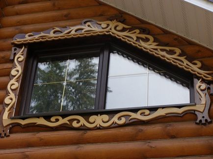 Подстригване на прозореца в фасадна декорация дървена къща