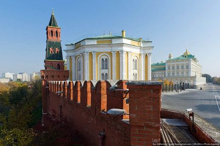 Движейки се по стената на Кремъл, фото новини