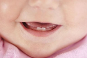 Никнене на млечни зъби при деца, бебета на симптоми, времето, как да се помогне на детето