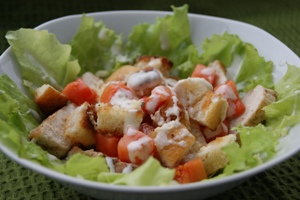 Салата - Цезар - с пиле, домати и крутони - рецепти Фото-стъпка за готвене