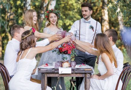 Стилна Сватбена Кристина и Игор се проведе през август в малък кръг от близки приятели и роднини,