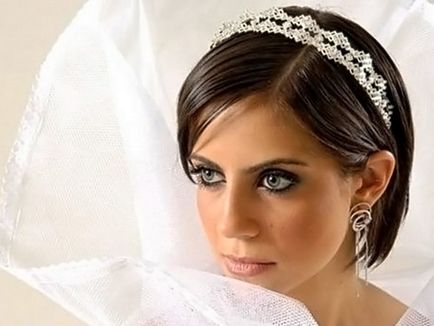 Сватбени прически с воал за краткосрочен или в насипно състояние снимка коса