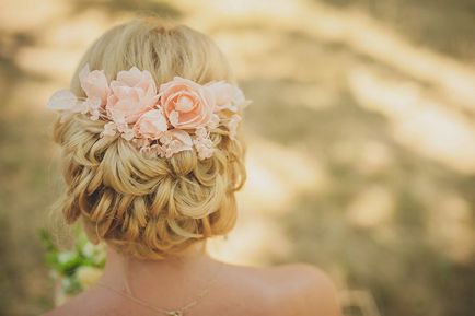 Сватбени прически с естествени и изкуствени цветя, воал, а не до средносрочен и дългосрочен косата
