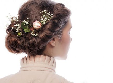 Сватбени прически с естествени и изкуствени цветя, воал, а не до средносрочен и дългосрочен косата