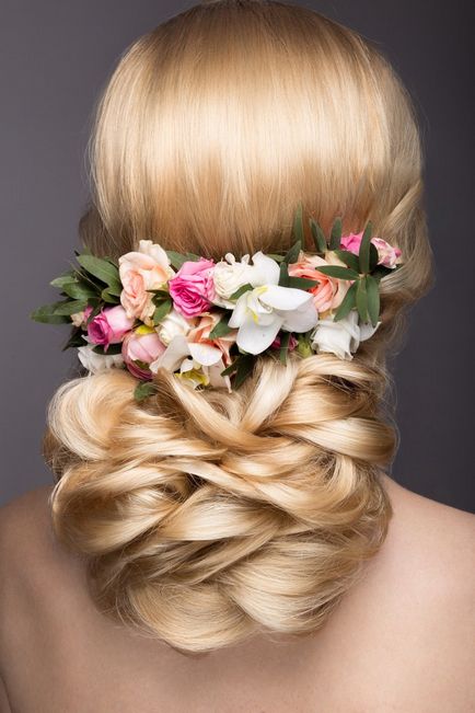 Сватбени украшения за коса и цветя за прическа на булката
