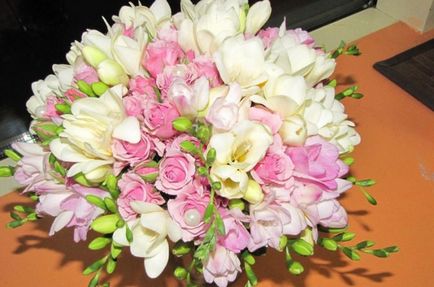 Сватбен букет от фрезия и спрей рози, лилии, eustomy (снимка)