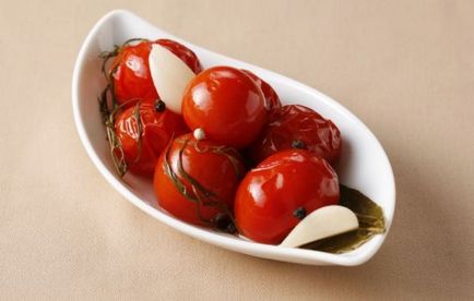 Прочетете рецепта мариновани домати за зимата, тайните на съставките на избор и