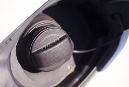 Миризмата на бензин в колата причинява средства, отколкото опасно