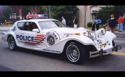 10 най-необичайните и забавни полицейски коли
