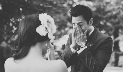 16 трогателни снимки на хора, които за пръв път видели булка си в сватбена рокля - Блог