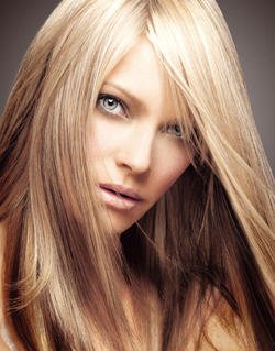 Бежов цвят снимка коса, който е светло кафява, руса или студен мразовит блондинка