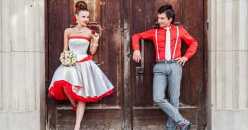 Сватбена рокля с червен пояс или панделка къси и дълги модели